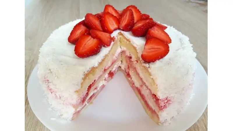 Отличный рецепт вкусного бисквитного торта с клубникой. Советую сохранить рецепт на лето и летом попробовать приготовить