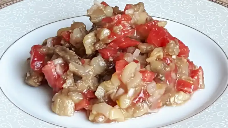 Рецепт вкусной сырой икры из баклажанов. Это отличная холодная закуска, которая идеально дополнит праздничный стол