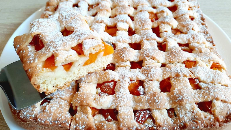 Вкусный и сочный пирог с абрикосами к чаю. Абрикосовый пирог готовится легко и просто. Пирог можно приготовить с любыми ягодами и фруктами. Приготовить пирог можно как на праздник, так и на каждый день.
