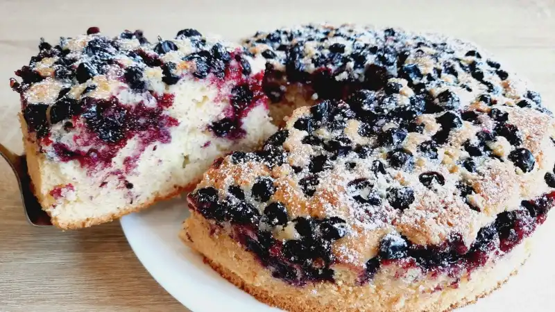 Вкуснейший пирог со смородиной. Вкусный и полезный пирог с ягодами готовится быстро и просто. Фрукты и ягоды можно использовать свежие и замороженные.