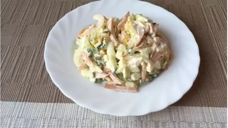 Легкий и вкусный Салат с Ветчиной. Готовится всего из 4-х ингредиентов и подойдет как на праздничный стол, так и в качестве салата на каждый день.