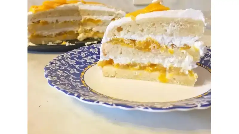 Рецепт постного/веганского торта с ванильными коржами, прослойкой из персика и нежного кокосового крема.